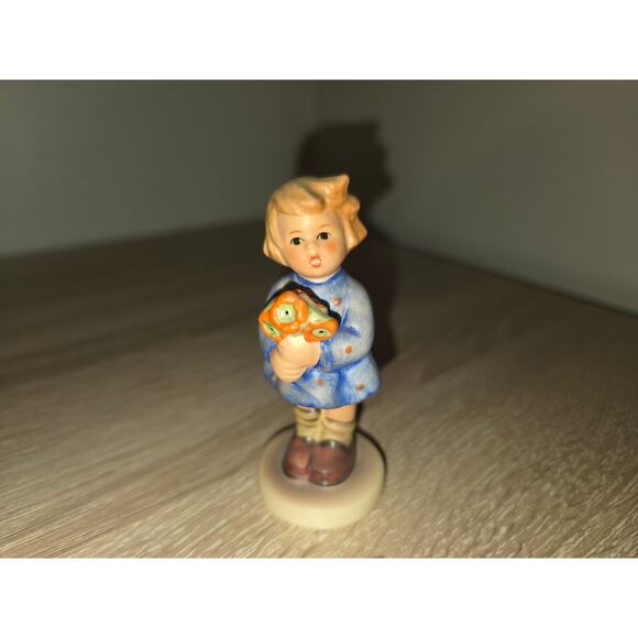 Vintage Hummel Figurine "Girl With Nosegay" TMK 5 #239 3.5" Goebel Germany - Picture 1 of 5